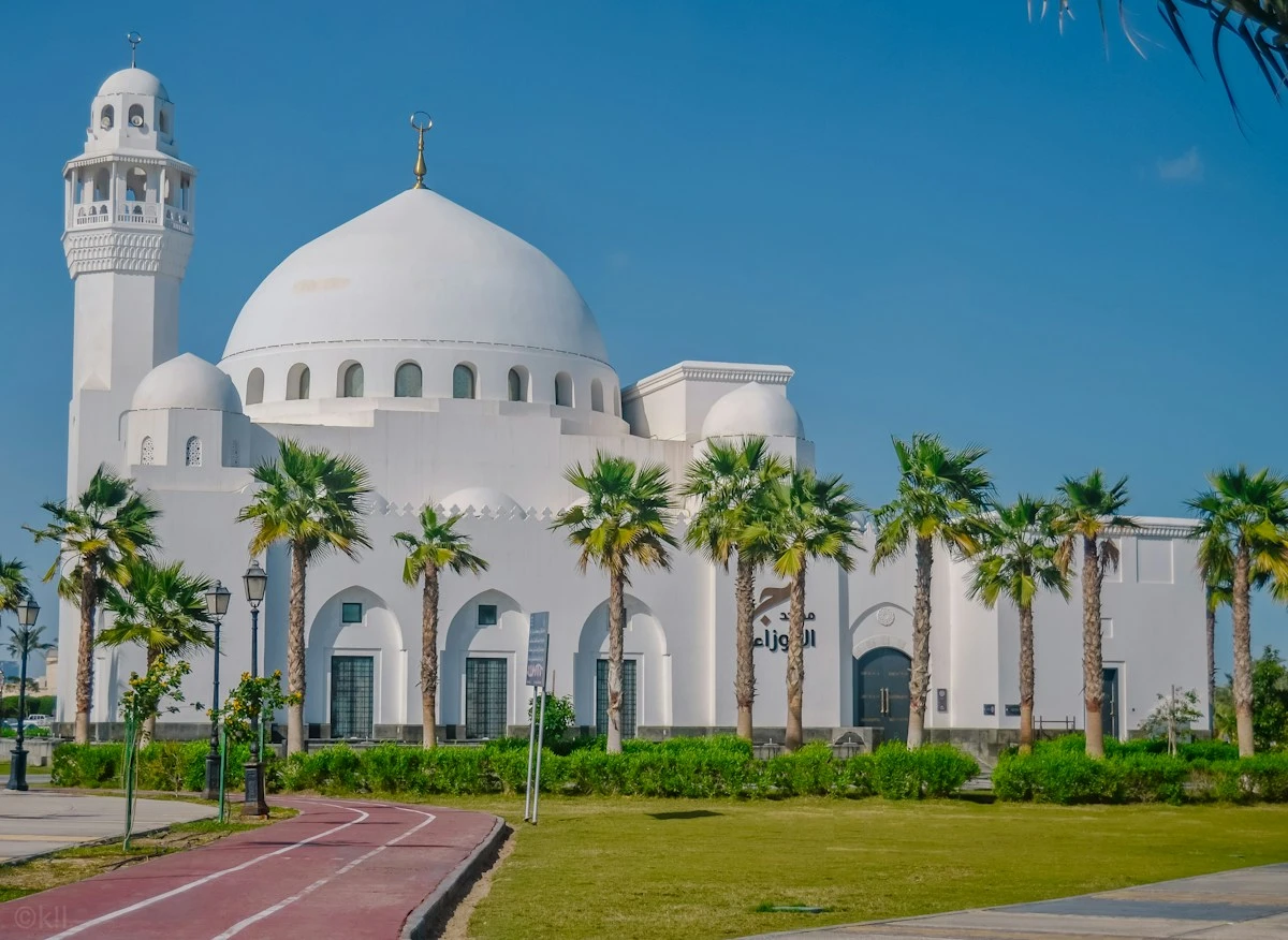 Oman Police Sue Expats Over Viral Money-Throwing Videos