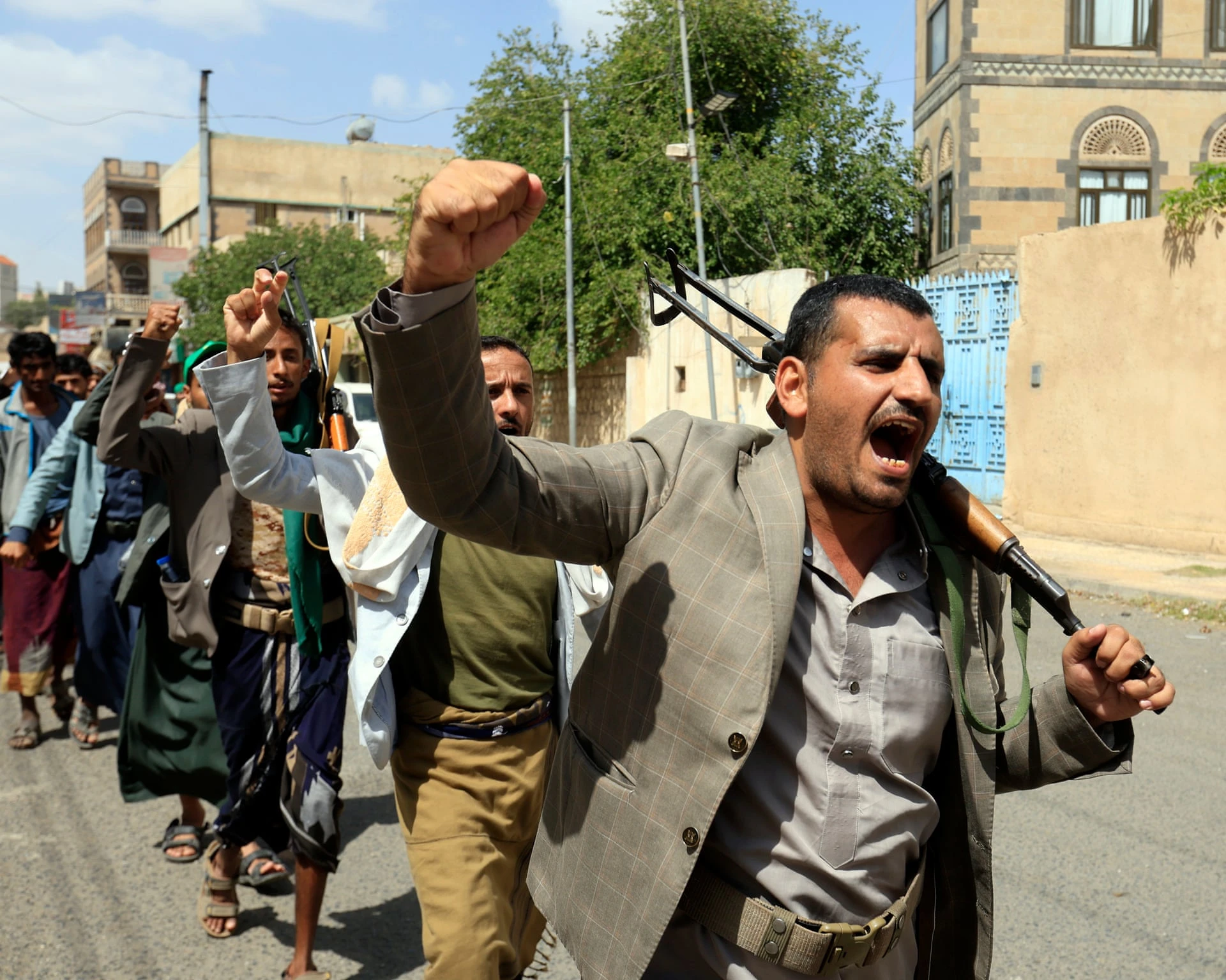 Houthi Forces Seize Red Sea Coast and Saudi Pipeline Shut After Drone Attacks